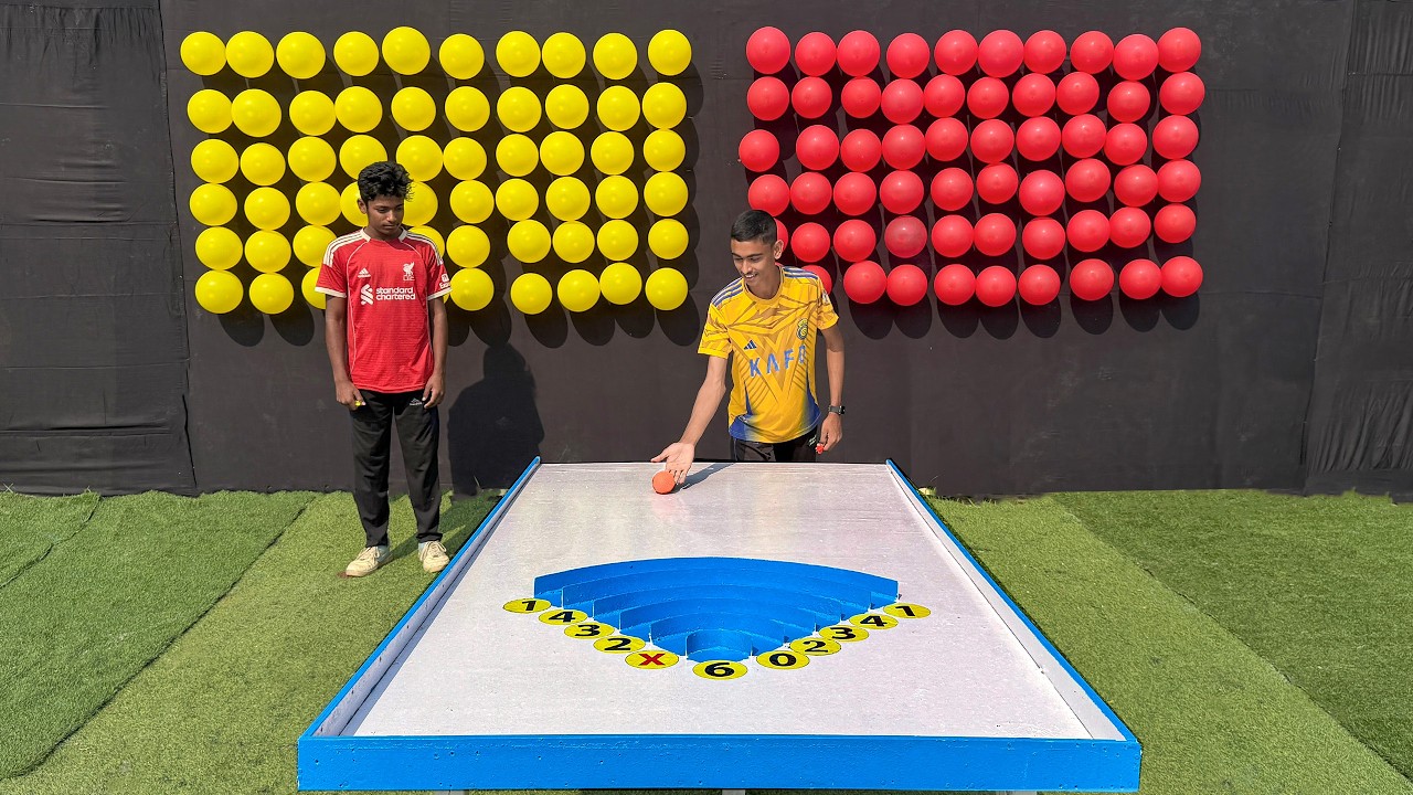 Who will reach 60 points first in the ball rolling score game & win the challenge ?