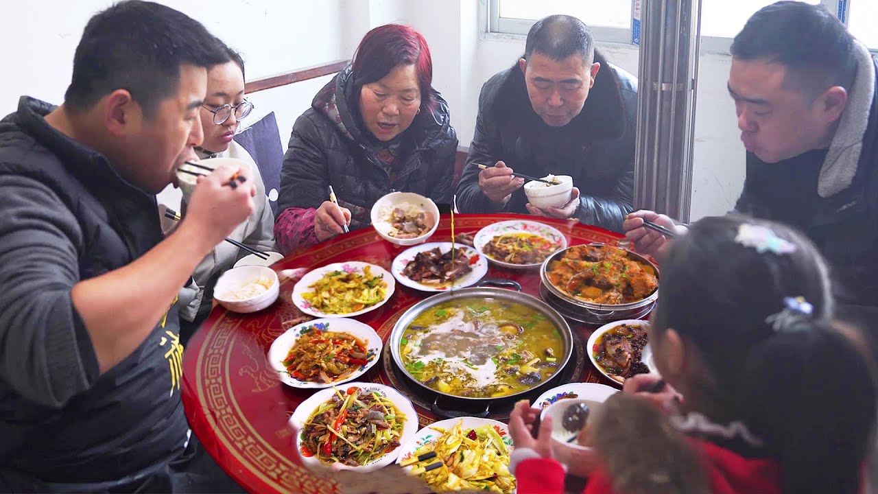 Просыпайтесь, чтобы поймать курицу, тушеную в грибах, 3 кг свиных ребрышек, бекон и бекон, круто!