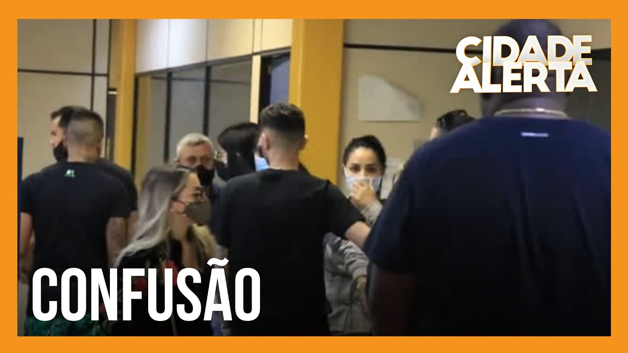 Suposta amante e esposa de MC Kevin se desentendem na delegacia