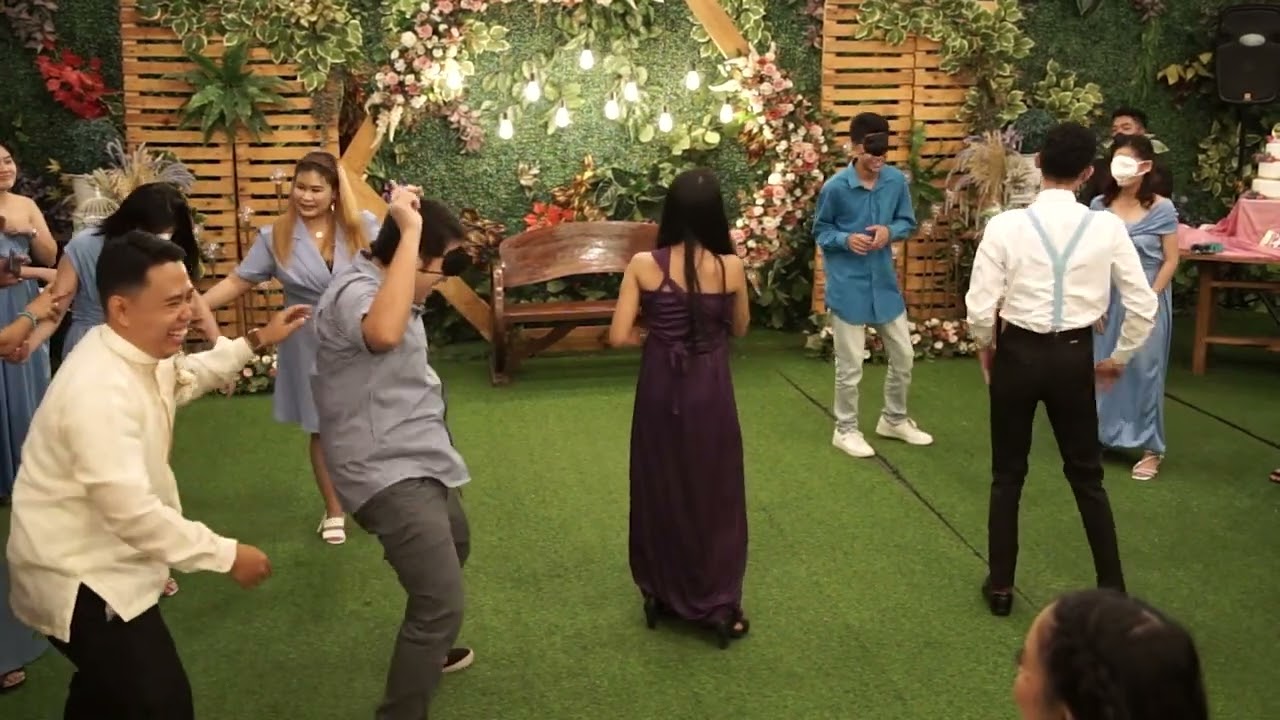 Who will WIN the Blindfolded Dance Battle?!