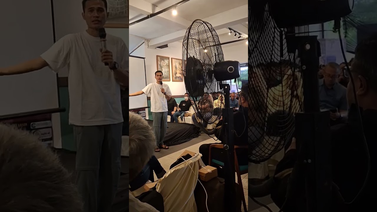 Benaya Harobu menangis dalam sesi diskusi Reset Indonesia