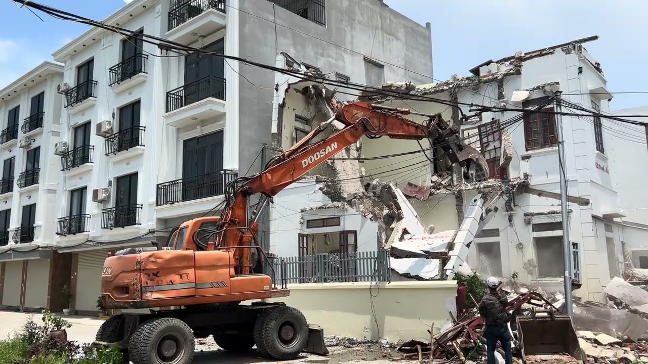 Máy xúc phá nhà mới nhất tại sơn tây