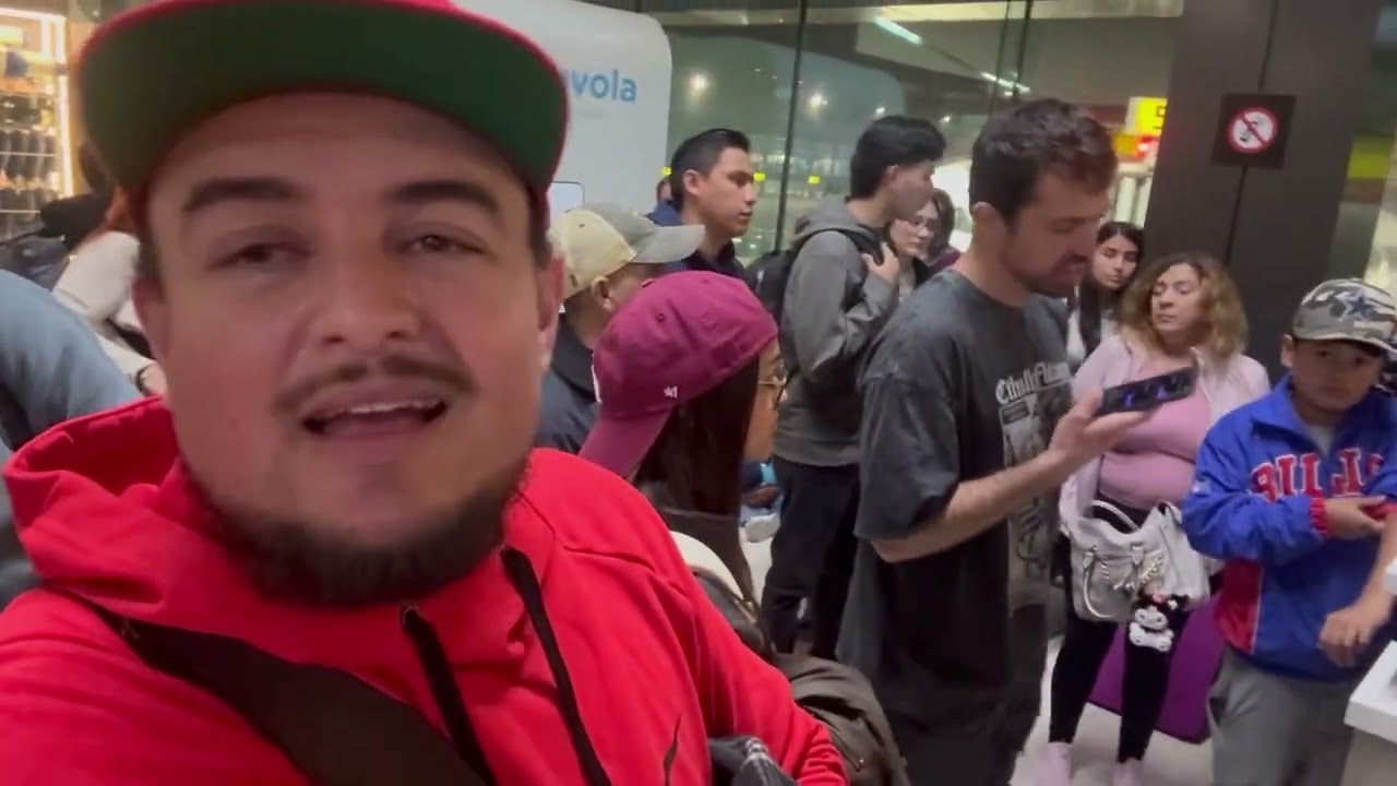 Y la gente ya queriendo linchar a la trabajadora de volaris junto con los de seguridad 