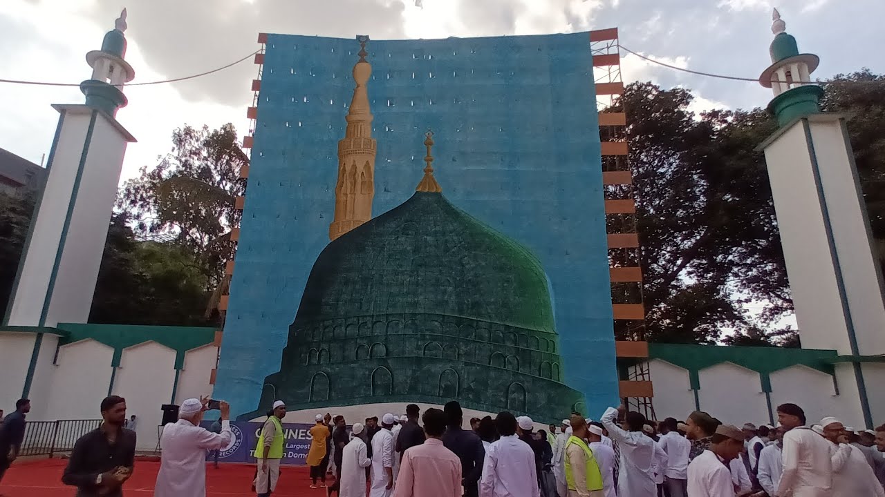 Today, Last day to see World's Largest Painting of Gumbad e Khizra displayed at Quddus Saheb Eidgah