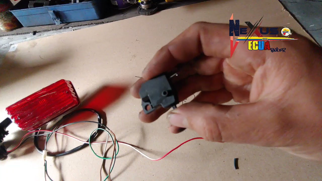 Como Poner una luz de STOP Con la bomba de freno MUY FACIL(BIEN EXPLICADO) Nexus ec