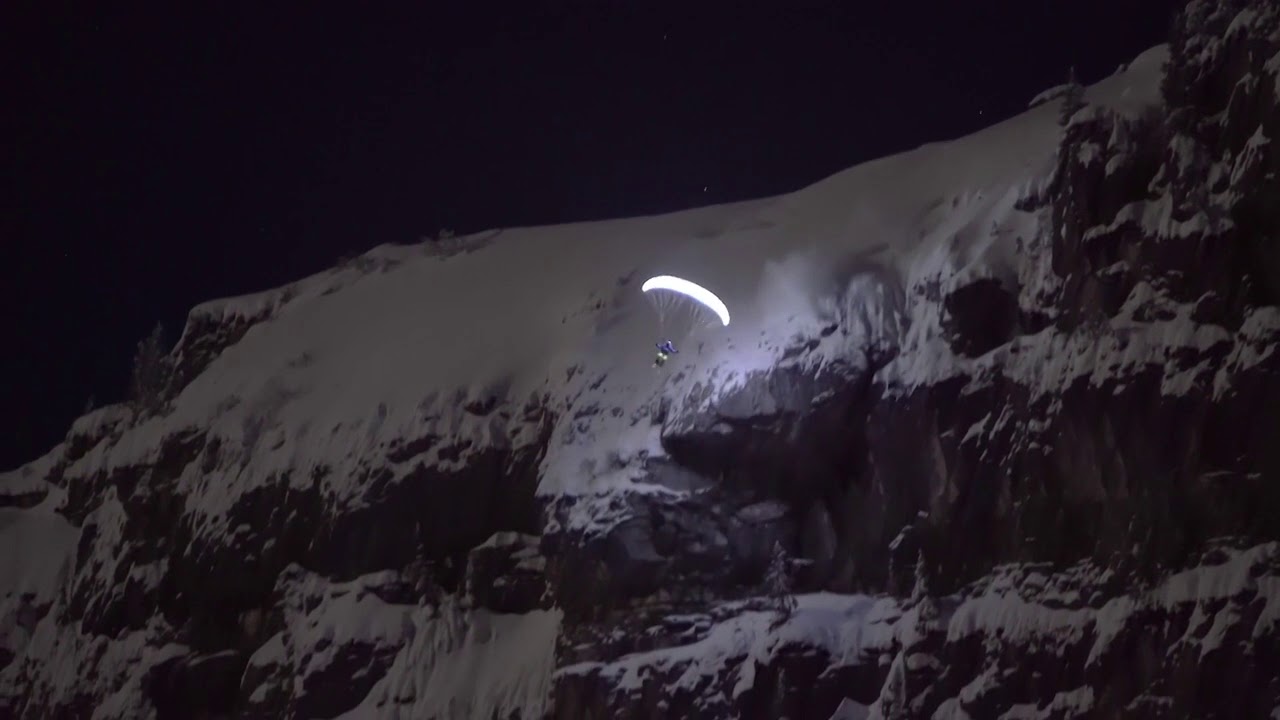 Moonlight : Valentin Delluc dévale le glacier des Bossons de nuit en speed riding