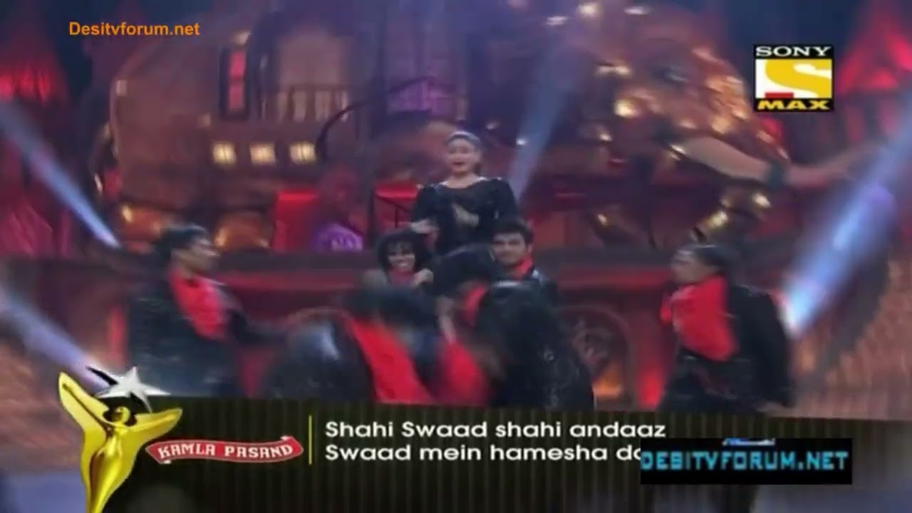Backup Dancers lift Kareena Kapoor