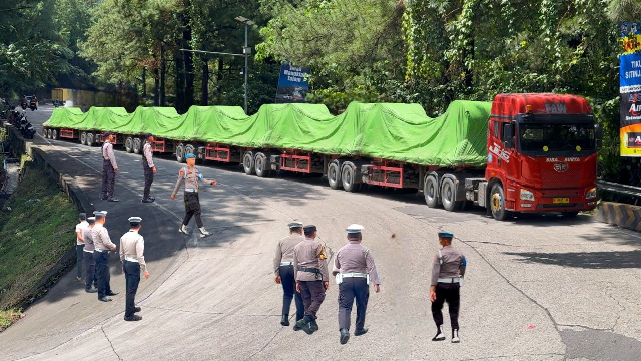 Dijaga Ketat Aparat‼️ Truk Panjang Bawa Muatan Yang Paling Ditakutkan Sopir Lewat Sitinjau Lauik
