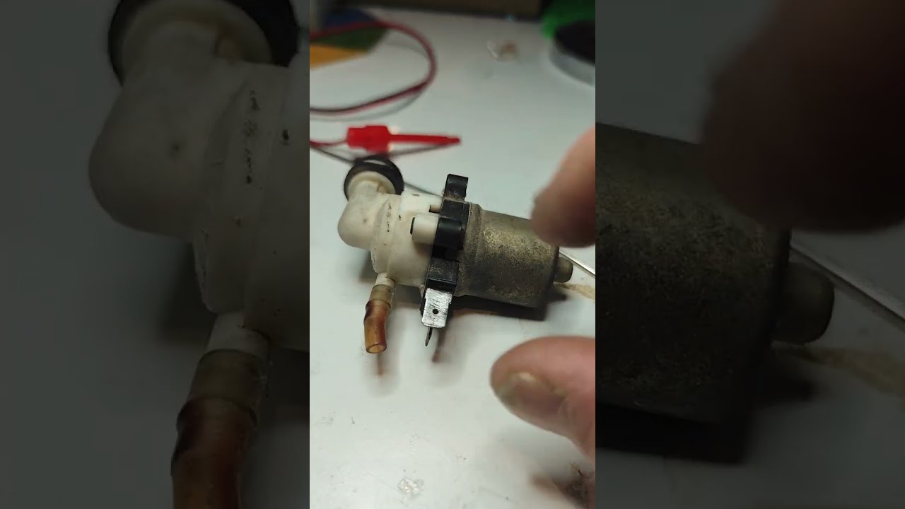 J5 C25 , pompe lave-glace grippée ,  petite solution de secours
