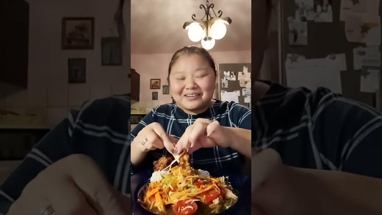 อาหารคนไกลบ้านตำแครอท​กินกับข้าวปุ้น​ทอดไก่
