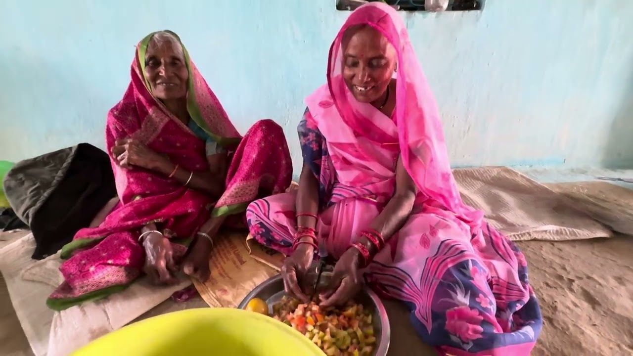 Dadi tamatar cat rahe hai 🤣😘