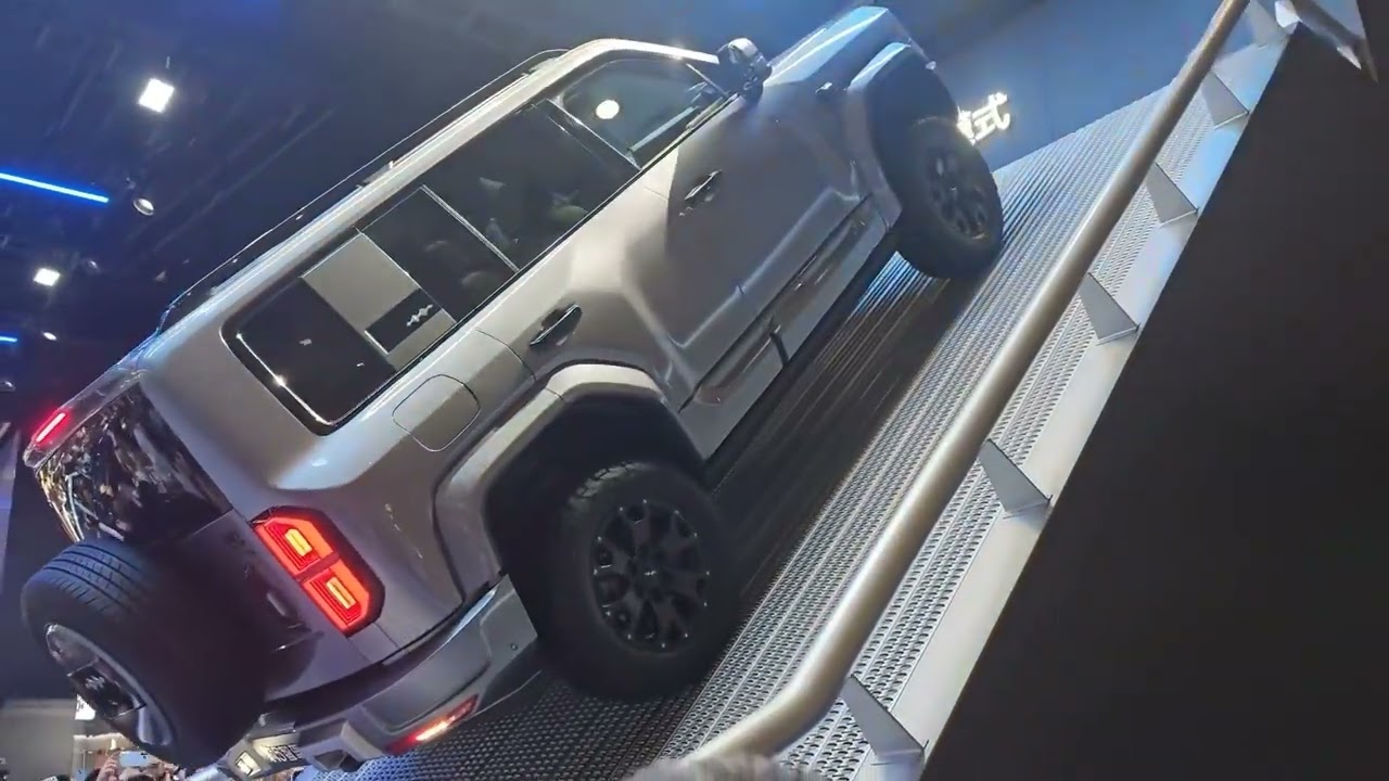 BYD Leopard 5 Extreme Mode Challenge: Tackling a 60-Degree Slope