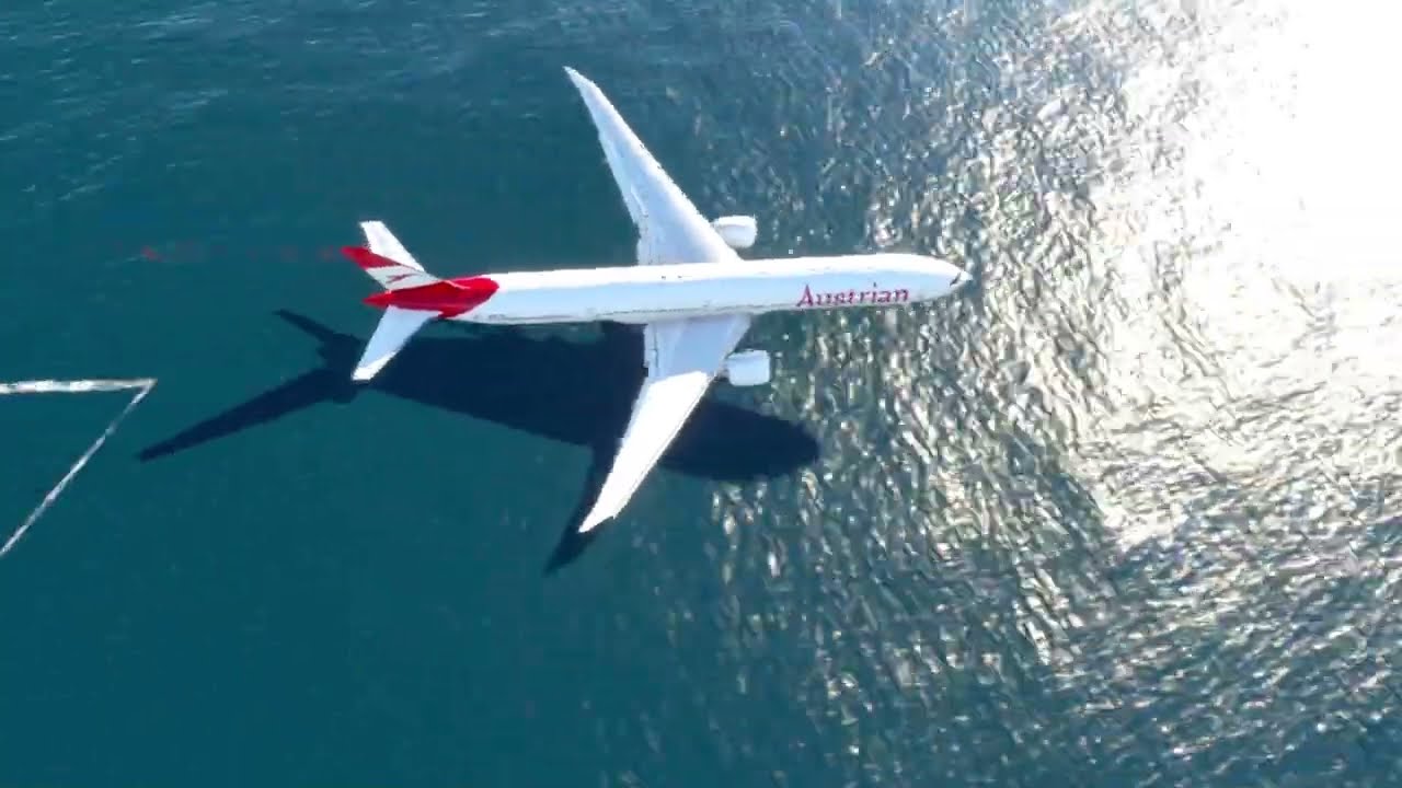 Flying very fast over the sea, the Boeing 777 aircraft !! Game