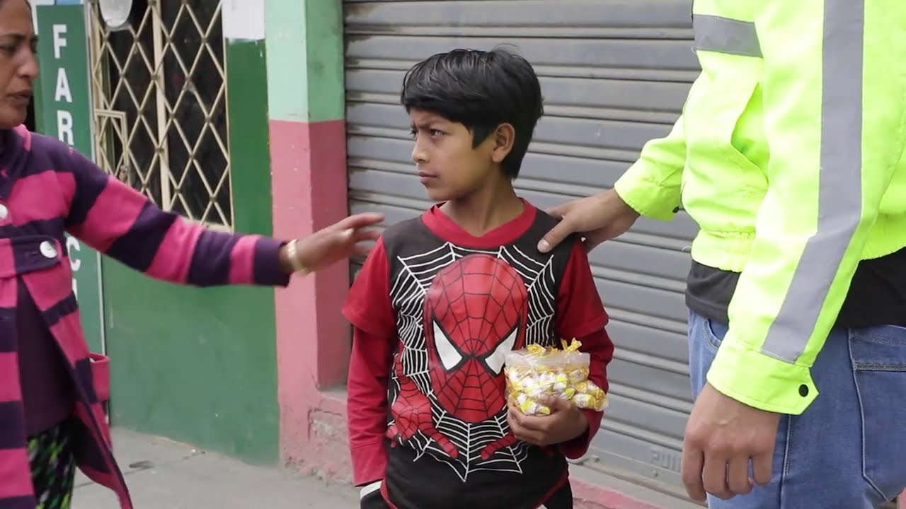 Lo humillaron por vender caramelos en la calle