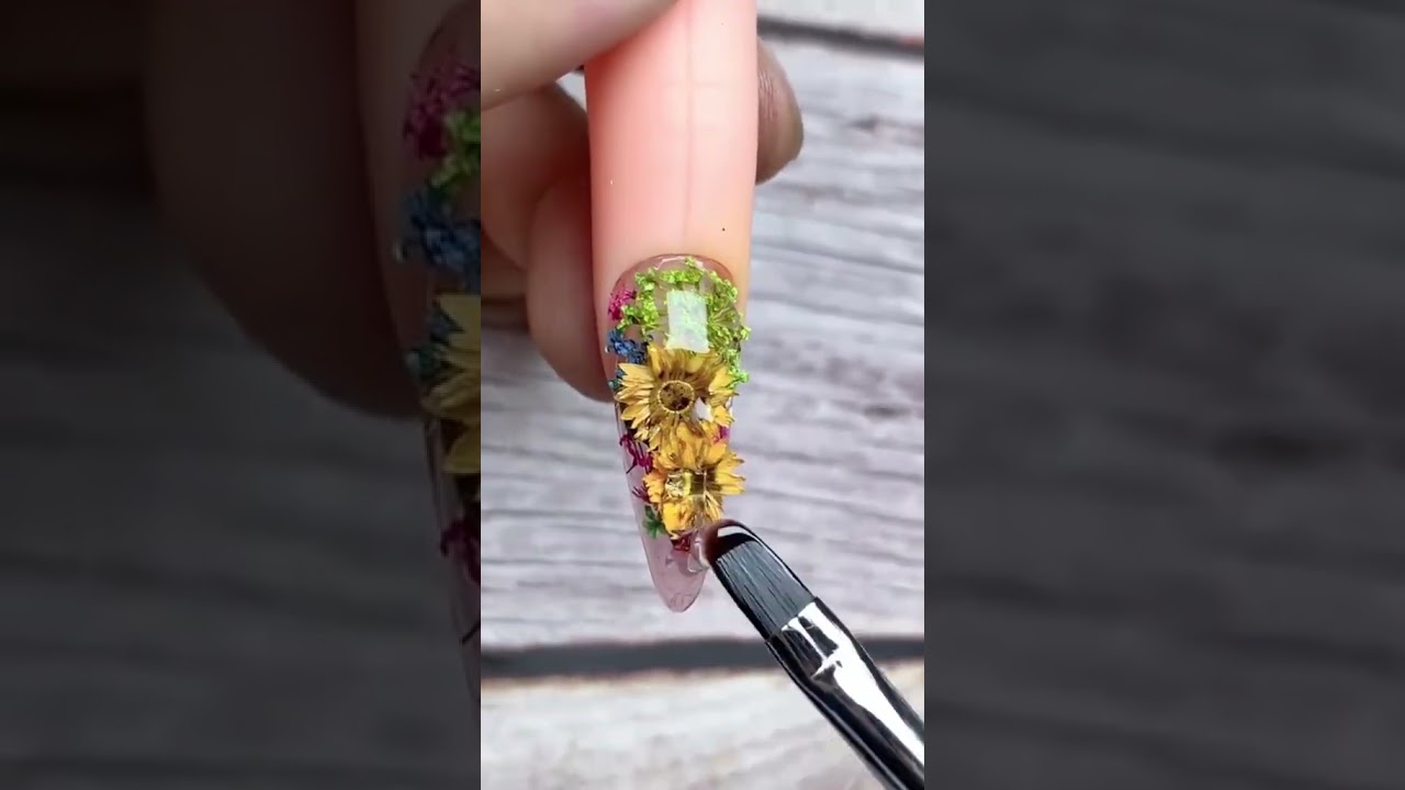 Beautiful dried flower nail designs