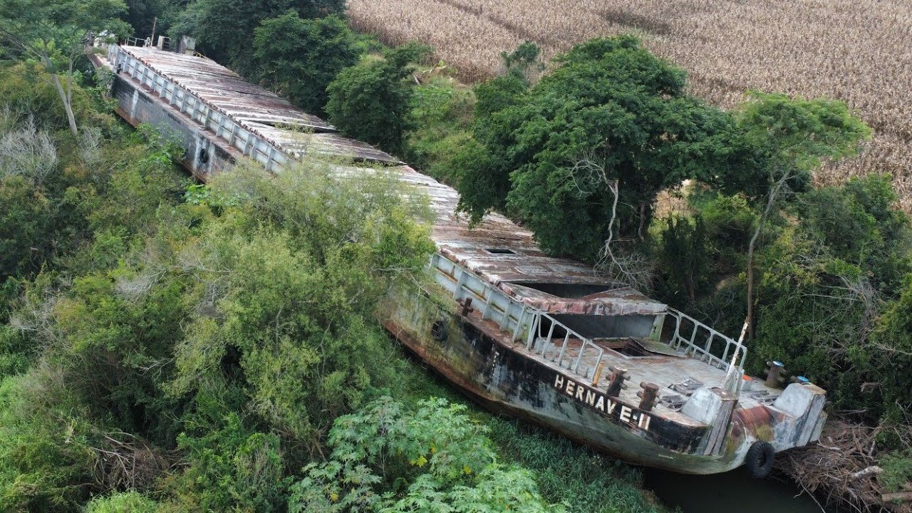 UM NAVIO ENORME QUE APARECEU EM UMA LAVOURA DURANTE A ENCHENTE, COM ESTA HOJE ?