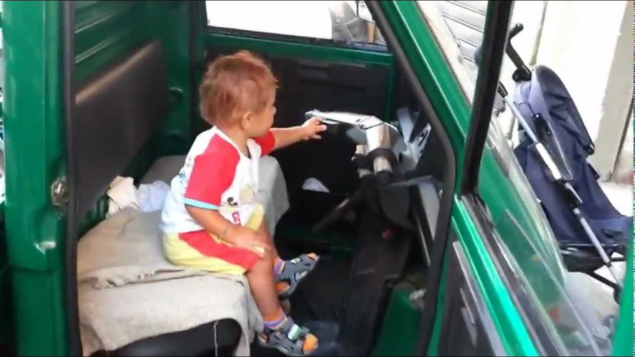Nicolas Baby TV - Da piccolo suona il clacson dell'Ape Piaggio