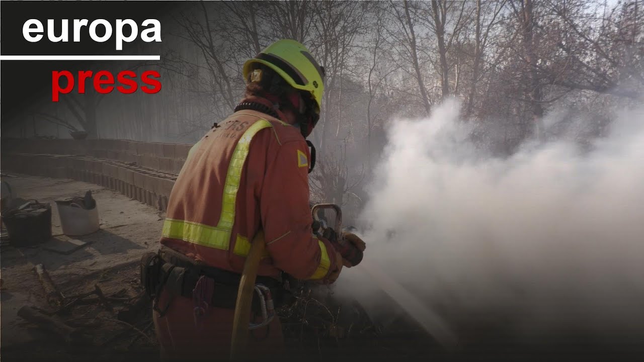 Medios aéreos y terrestres movilizados para extinguir un fuego en Vilamarxant (Valencia)