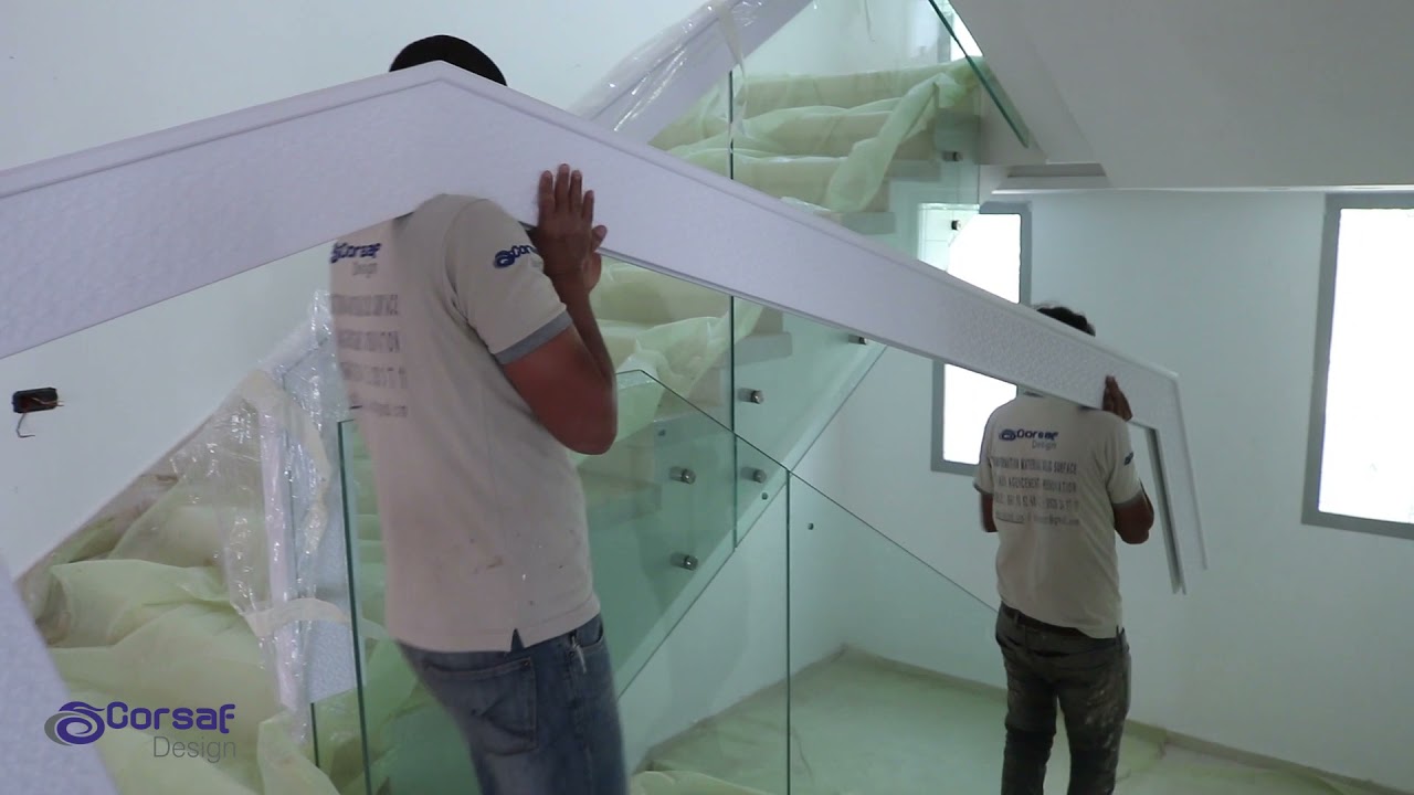 Fabrication passe &agrave; main en mati&egrave;re solid surface avec gravure en CNC, sur AGADIR.