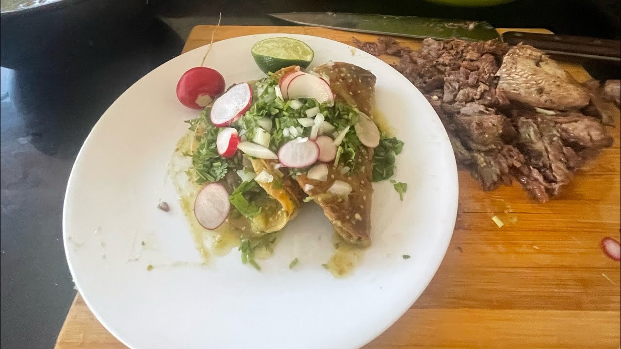  tacos de cabeza dorados y aogados ensalsa verde Ami estilo 