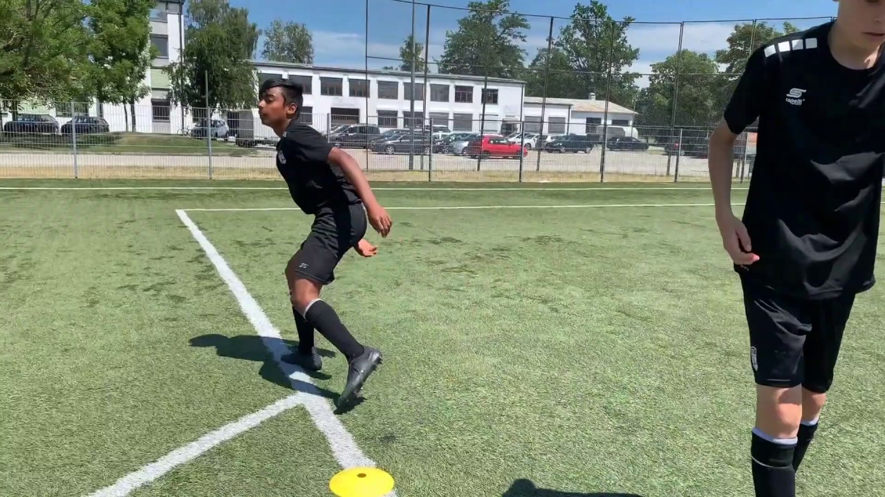 Zweikampftraining am Deutschen Fu&szlig;ball Internat