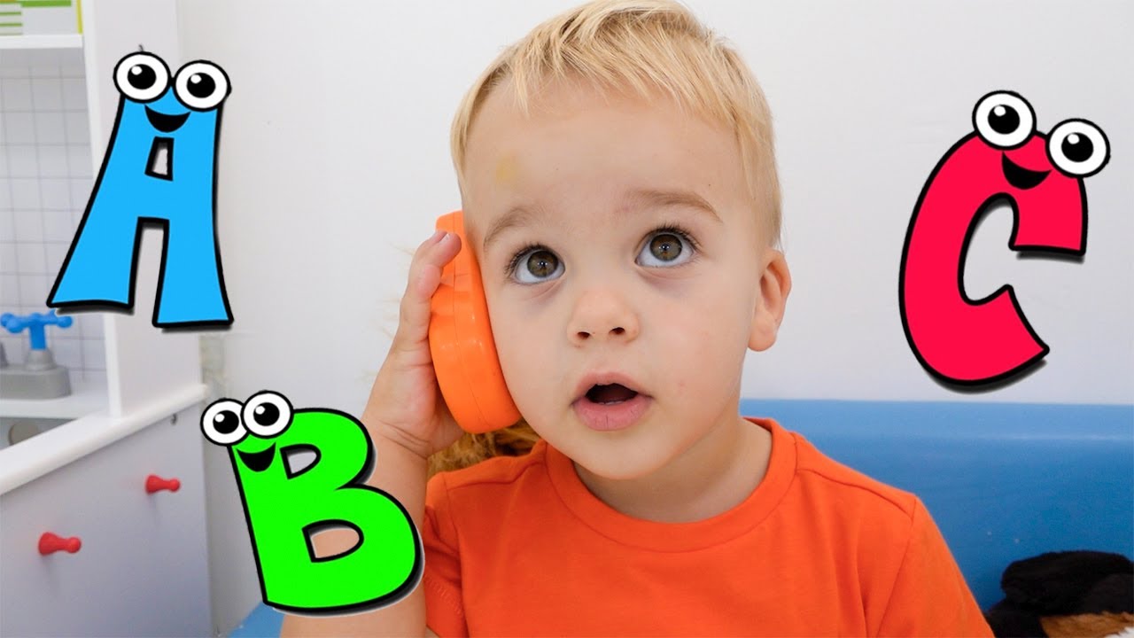 يتعلم كريس الأبجدية الإنجليزية والحيوانات والفواكه