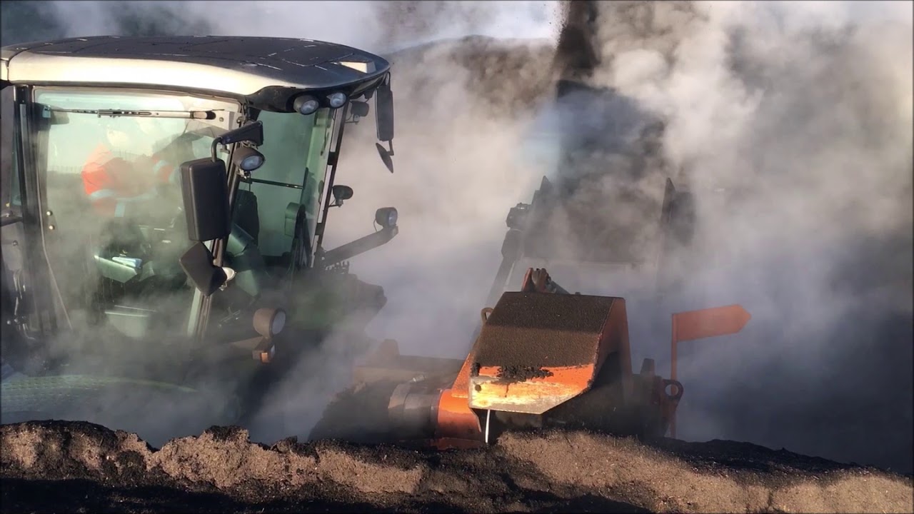 Kompost umsetzen: Doppstadt DU 320 mit Claas Xerion 3800