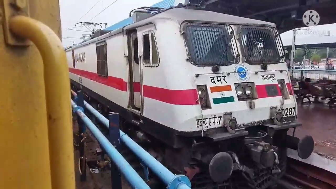 17016 visakha express meets 12663 Trichy sf express at visakhapatnam