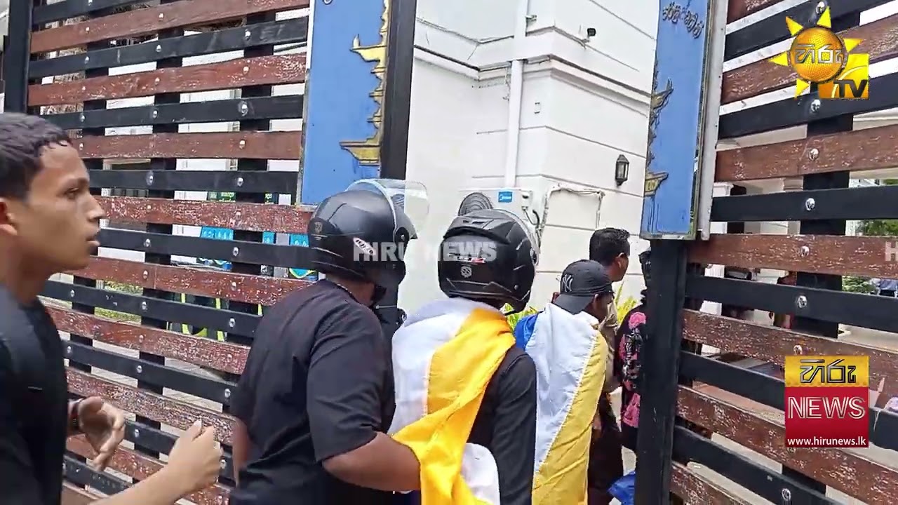 සාන්තුවරයන්ගෙ සටන මැද්දෙ විශාඛාවට පැන්න කොල්ලෝ - පොලිසියත් ඇවිත් හරිම කලබලයක්  - Hiru News