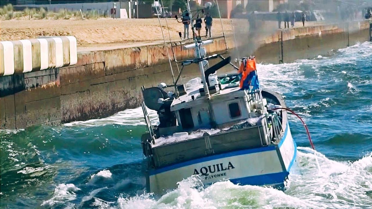 📛ATTENTION UN BATEAU DE PÊCHE PRIS PAR LES FORTS COURANTS ÉVITE LA DIGUE DE JUSTESSE À CAPBRETON. 🌊😨