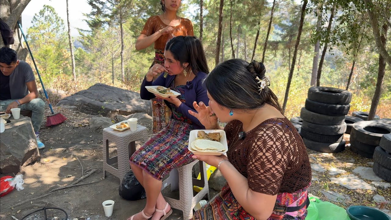 Almorzando Nuestras CARNITAS, Al Aire Libre Y Al Estilo Chapin🇬🇹