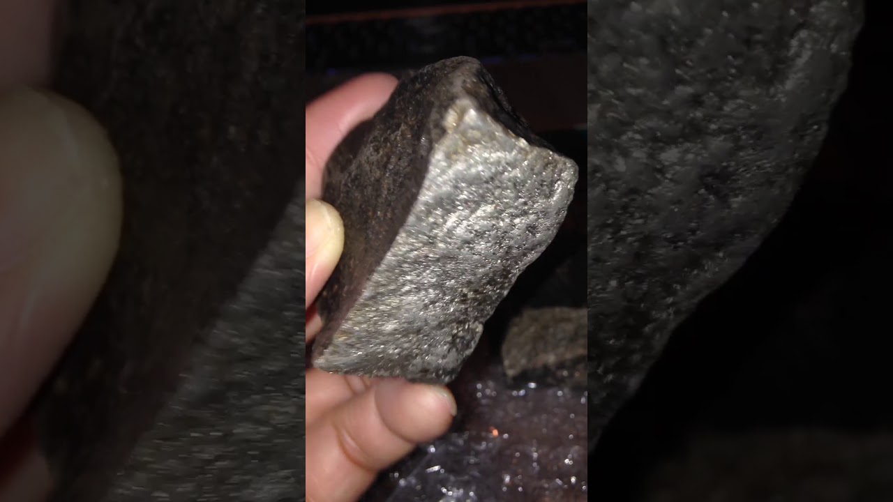 Platinum nugget ore