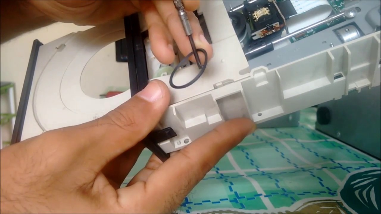 Reparando tampa da leitora de CD/DVD para PC que não abre.