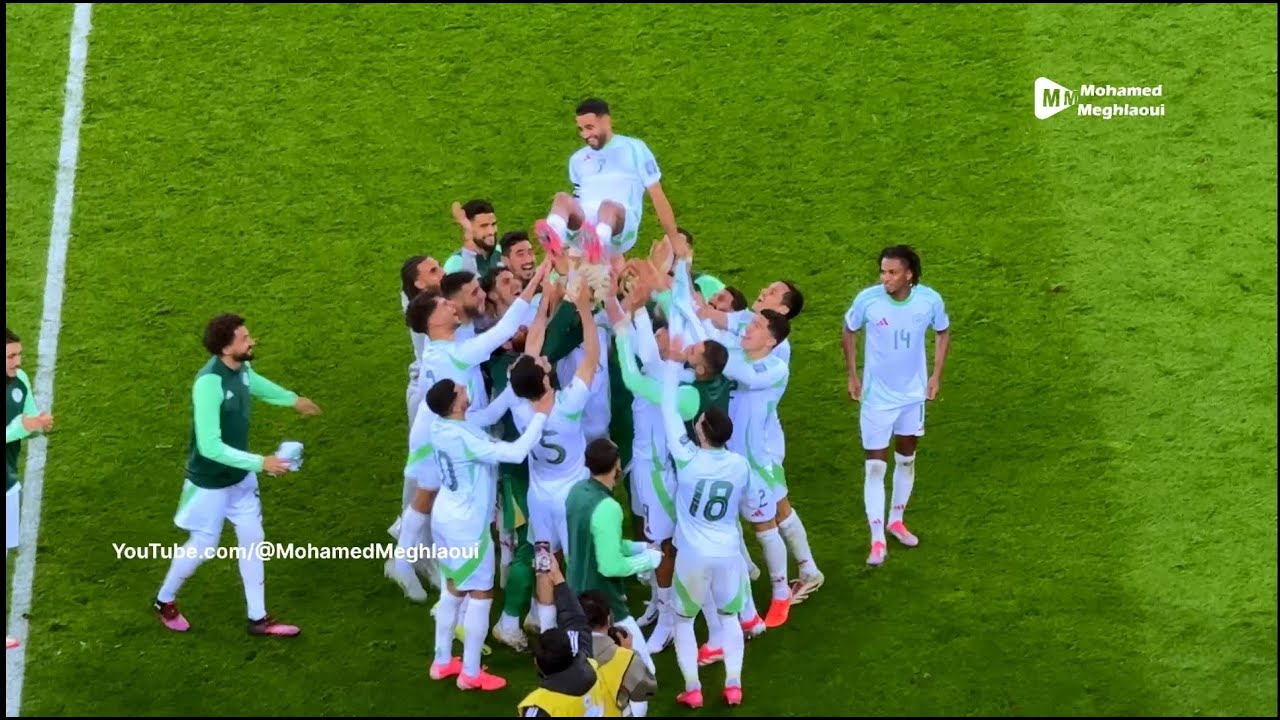 تفاعل اللاعبين مع الأنصار واحتفال محرز بـ100 مباراة مع المنتخب بعد نهاية لقاء الجزائر 5 موزمبيق 1