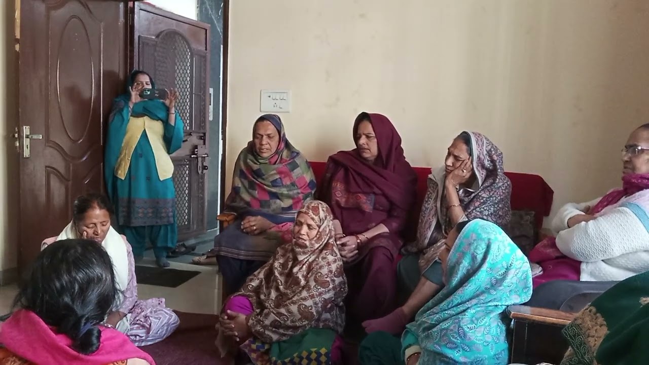 14 मील प ईख बो दिया घाल दी एकली खेत मै। 