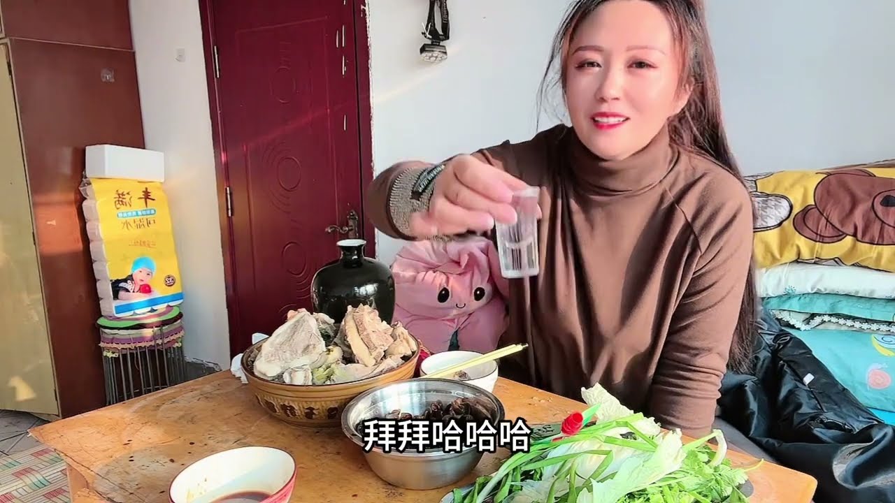 东北猫冬生活，酒蒙子早餐吃手把羊排，喝上几杯白酒，这感觉真好