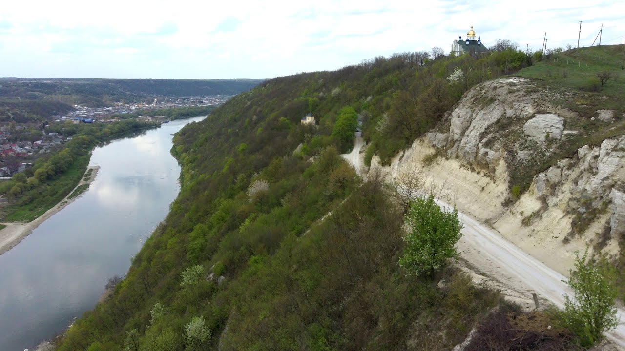 Хрещатик, Чернівецька область,Заставнівський р-н.Заліщики, як на долоні. Чоловічий монастир.