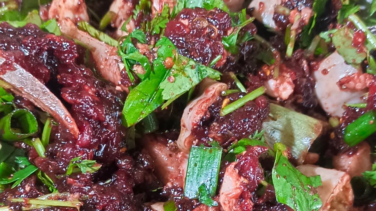 Amazing!! Raw pork larb.ลาบหมูดิบเครื่องในจุ๊ๆ