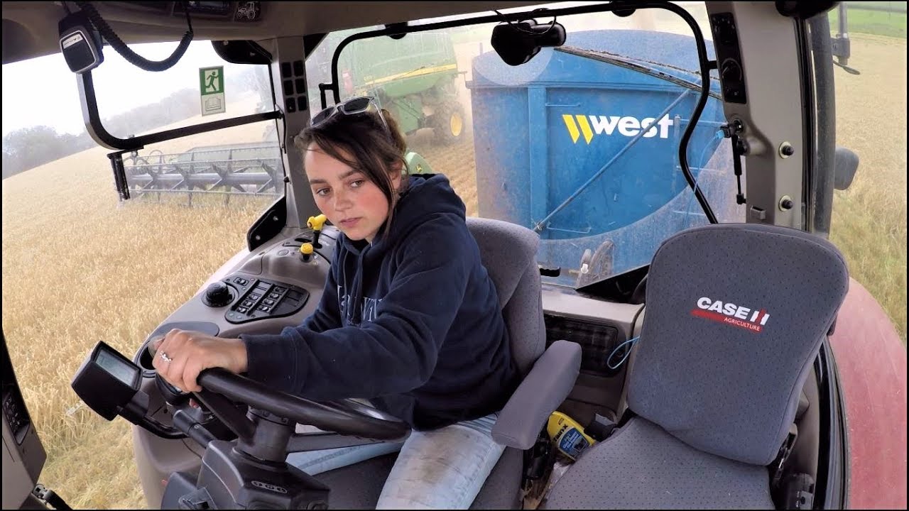 John Deere C670i Hillmaster Harvesting Barley