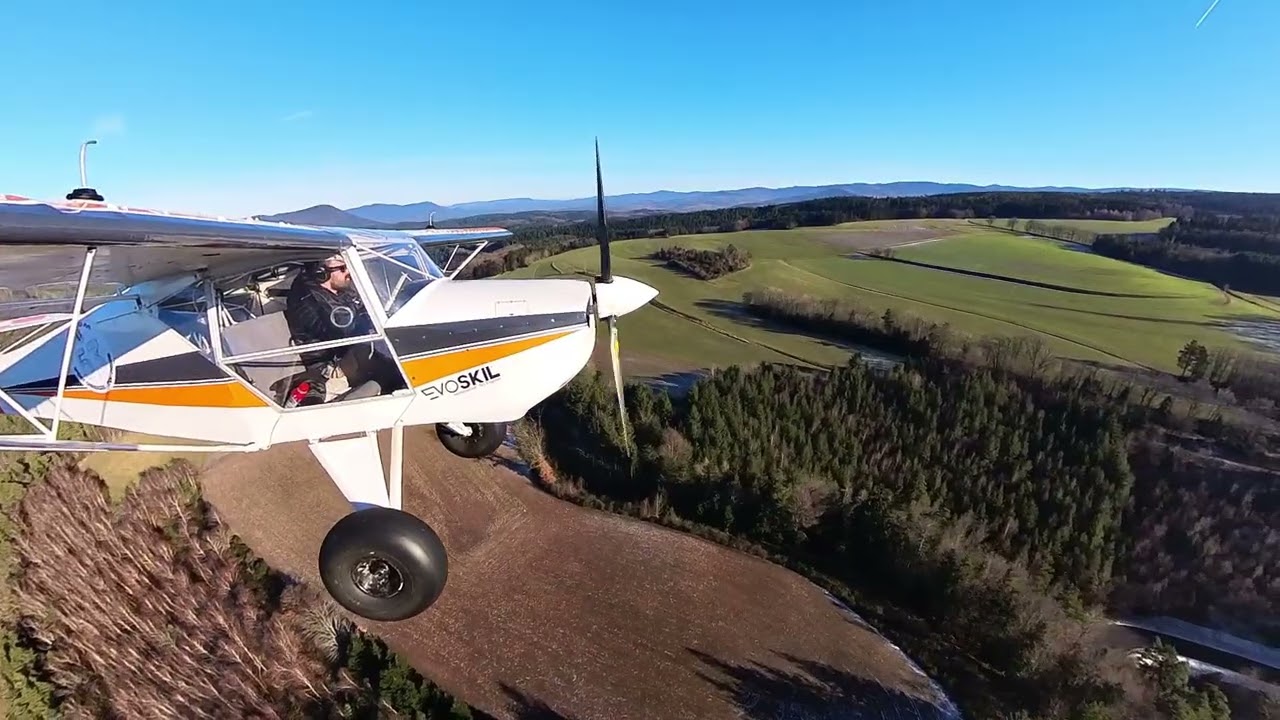 Un tour dans le champ du copain en Avid Flyer 