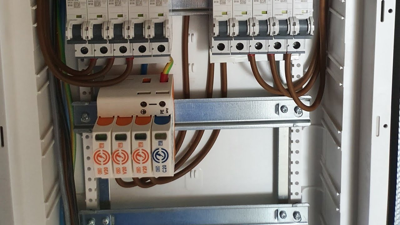 электрощит с защитой перенапряжения Montage Elektroverteiler mit Überspannung Schutz für 3x Wohnung
