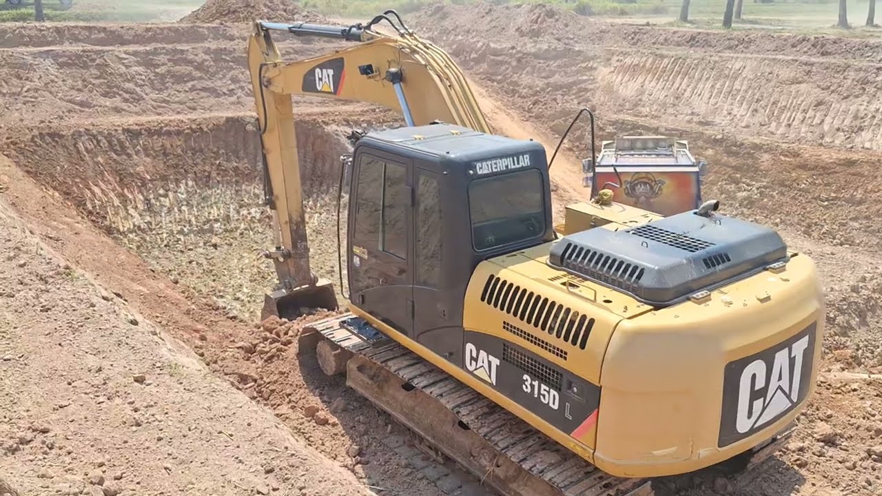 นานๆจะเจอของดี CAT 315DL เปิดบ่อใหม่ฝีมือจัดยังไม่มีเนื้อคู่ดั้มหล่อๆเจอทางชัน excavator and truck