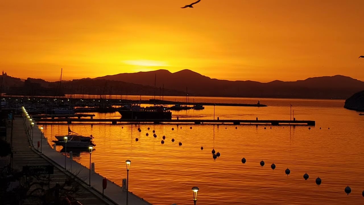 Lever de Soleil sur Marseille depuis le  Frioul  à 7h10 le 3 mars 2021. sans filtres ni trucages ...