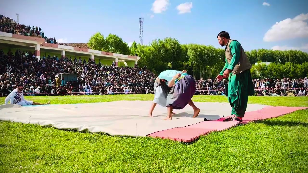 کشتی از پهلوان عزیزالله ایماق مقابل پهلوان محمد علی  از ولسوالی دولینه  به نفع عزیزالله
