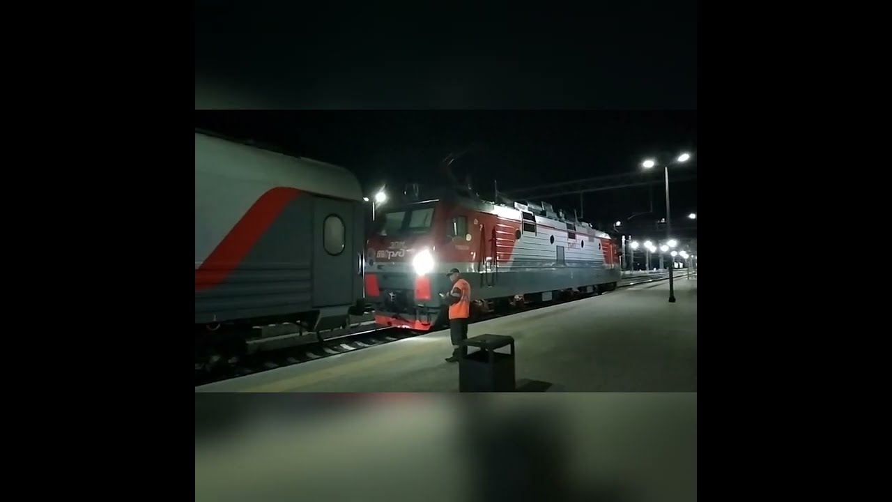 Смена локомотива поезда № 396 Астрахань — Симферополь на станции Тамань-Пасс.