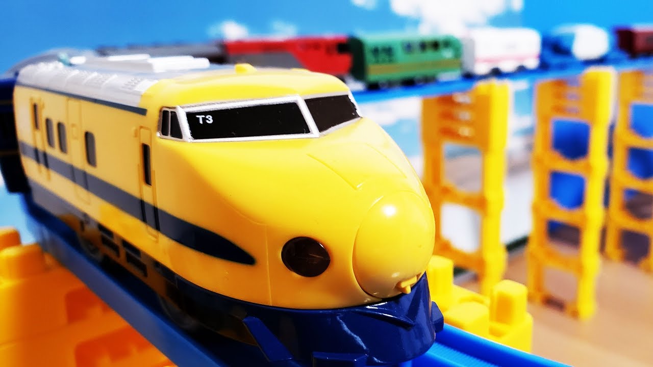 プラレール 新幹線 922系ドクターイエローT3編成に桃太郎や金太郎の中間車や貨車を連結して長い踏切やレンガのトンネルを通るよ 英語で色を覚えよう じこはおこるさ hifumitoy