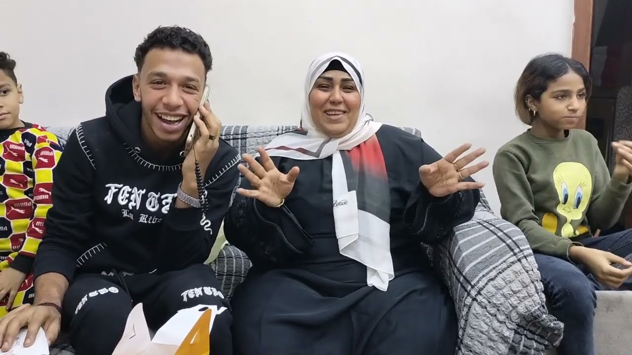 يا فرحه عمري لما ولاد اخويا كبروا وابن اخويا خلاص هيخطب عمر وجاب لي حلاوه الخطوبه طبق حلويات 🥳🥳