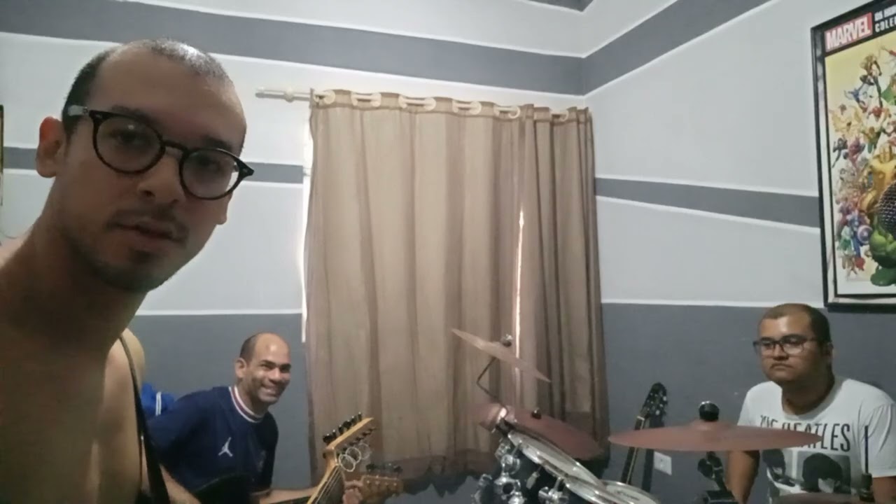 Batera faltou eu fui lá e... Nunca tinha tocado antes!! 👀