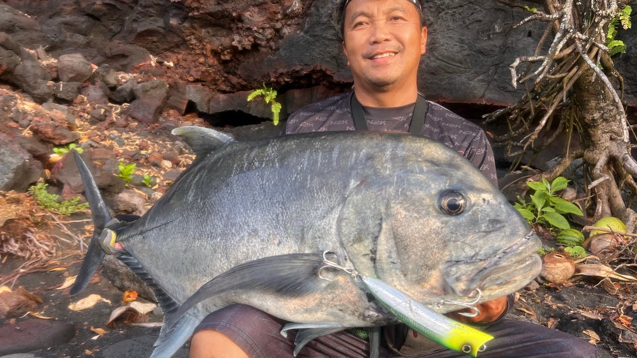 Pops Vs Beast Ulua (Big Island Plugging)
