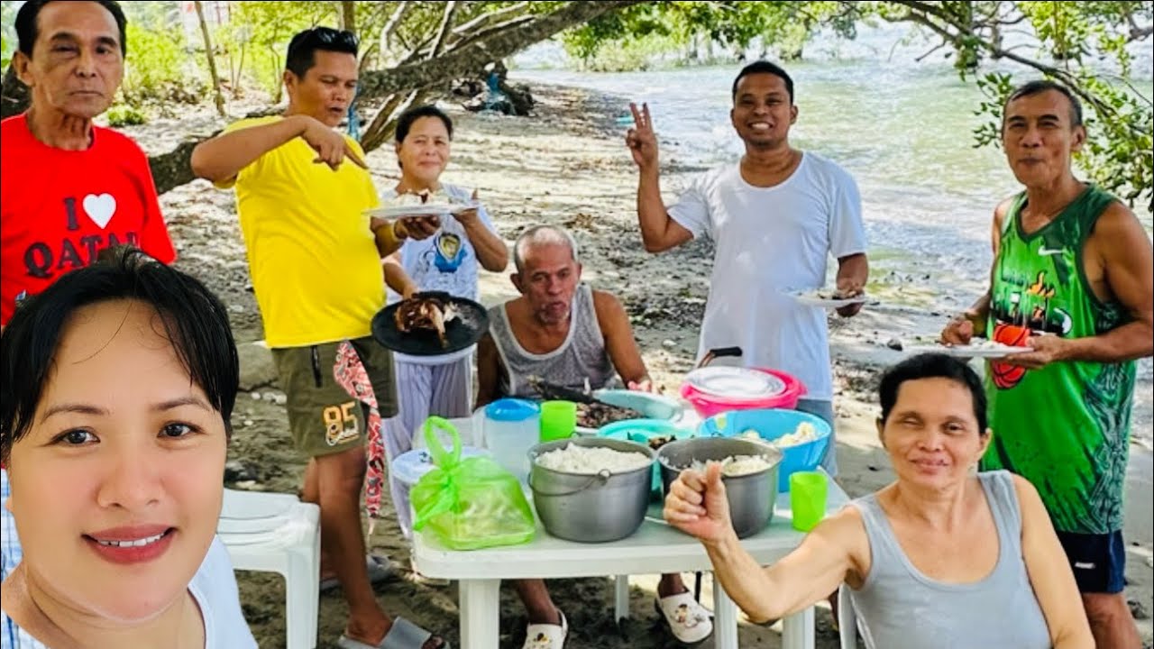 A simple celebration with family at the beach